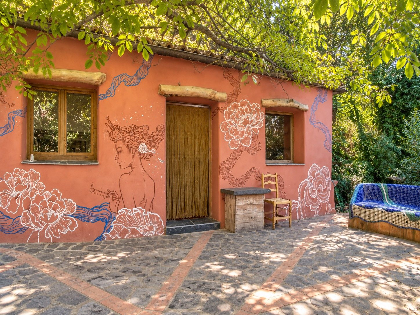 La Roja — The house and its painted walls