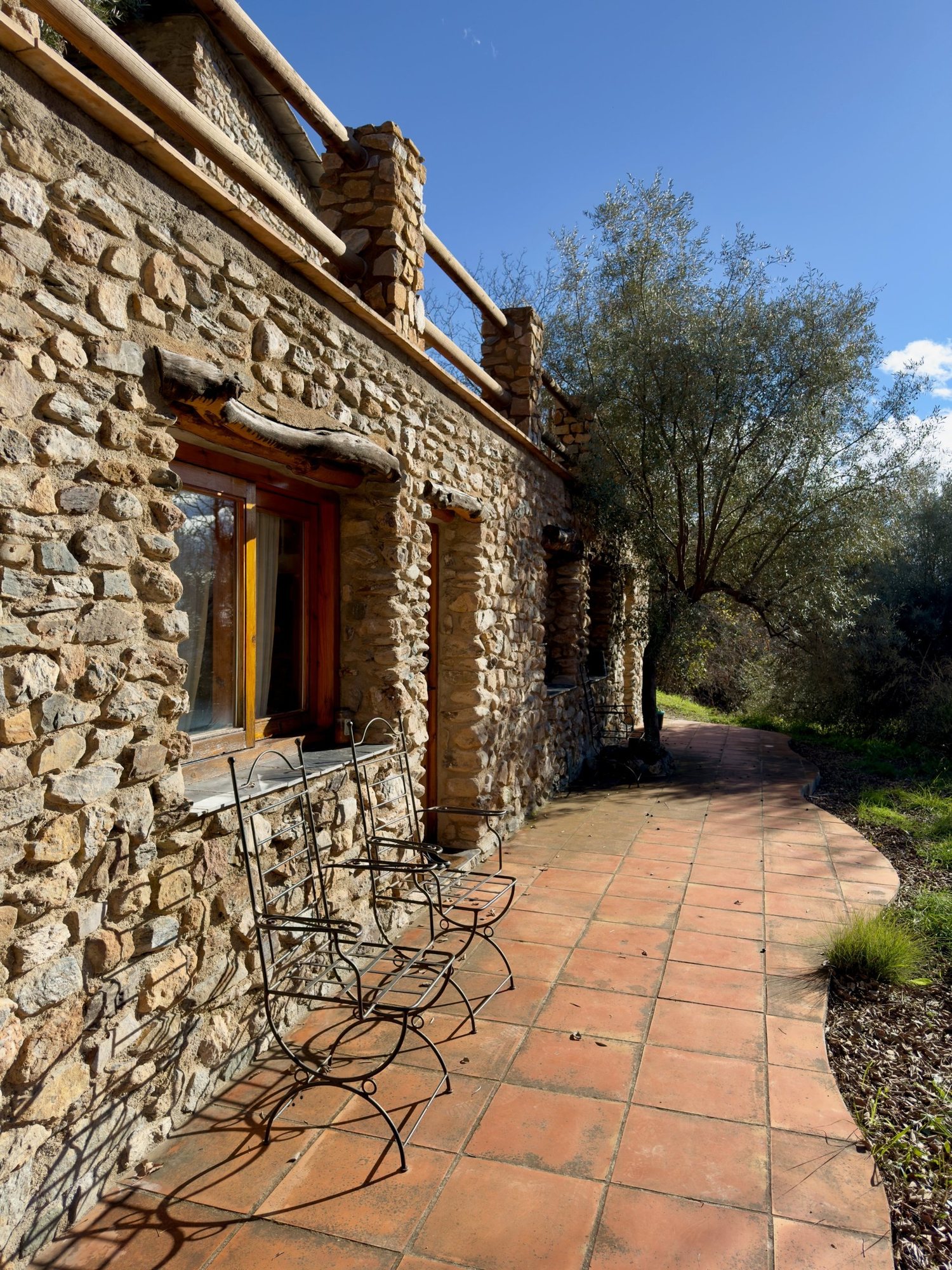 La Fuente — The path along the house, chairs in the sun