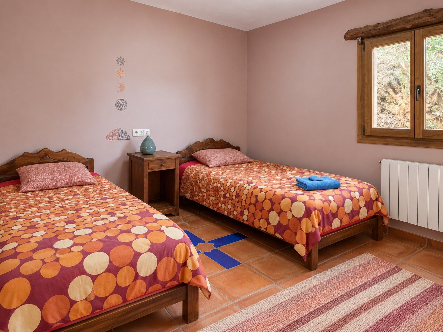La Roja — Two beds by the window