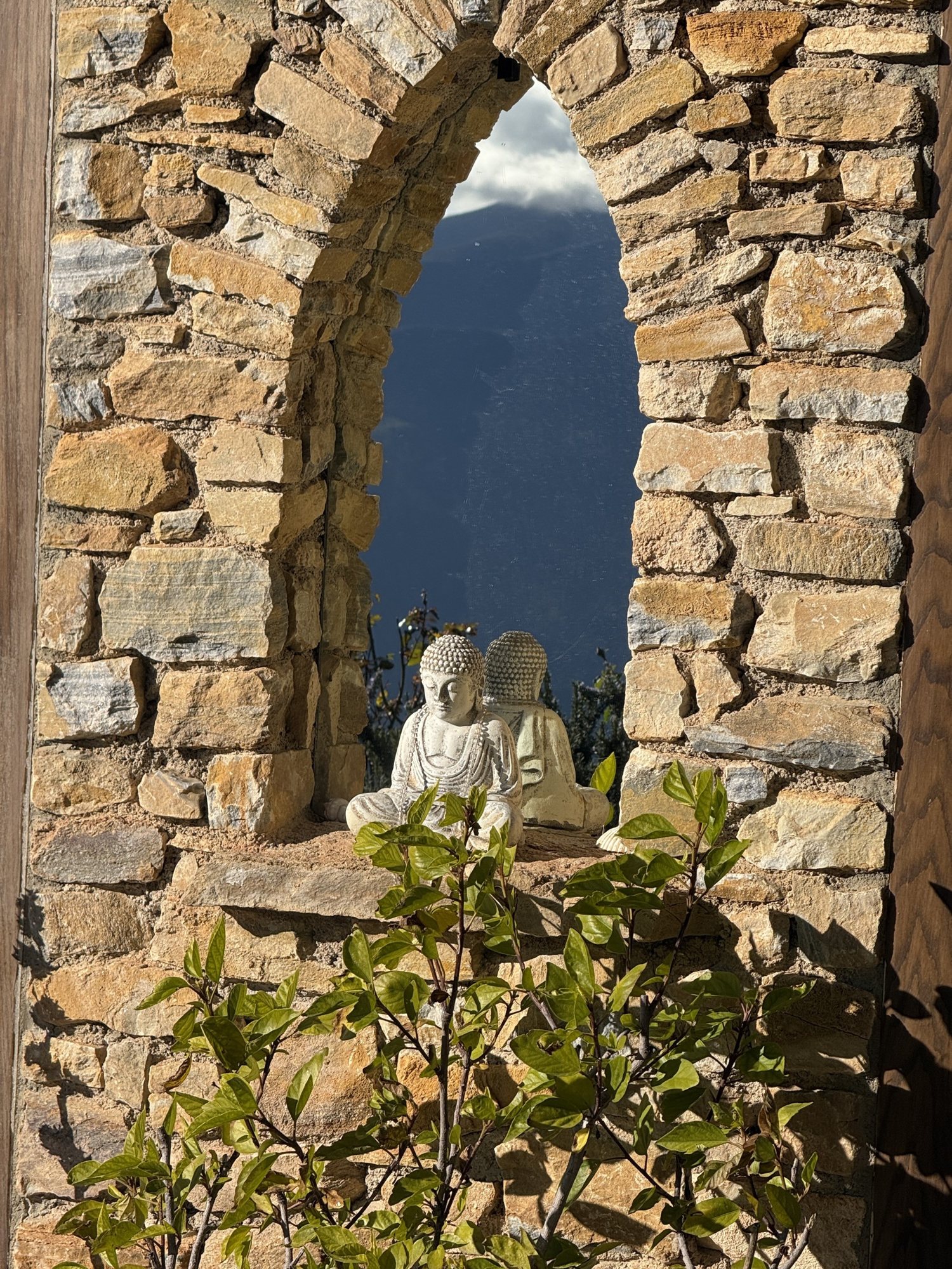 Two Buddhas in a stone arch